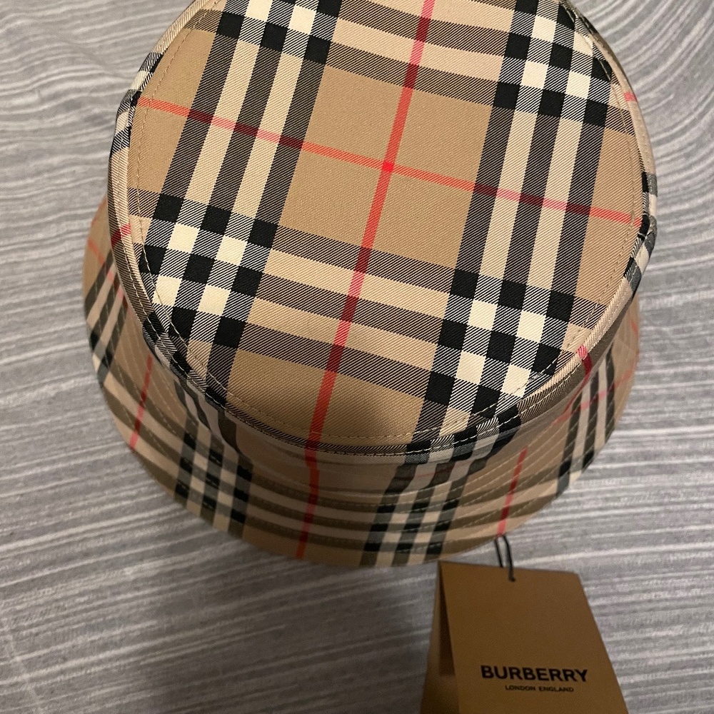 Burberry bucket panel hat new without tags